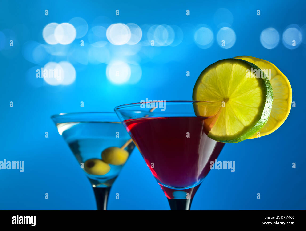 Cocktail mit Zitrusfrüchten auf blauem Hintergrund Stockfoto