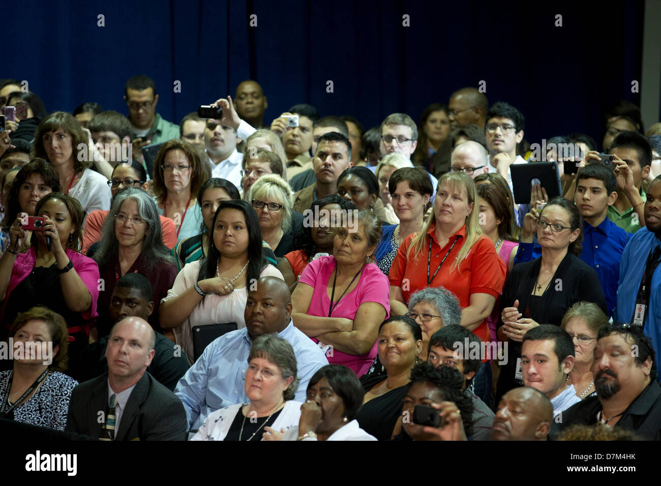 Publikum hören, wie US-Präsident Barack Obama bei Manor New Technology High School in Manor, Texas spricht Stockfoto