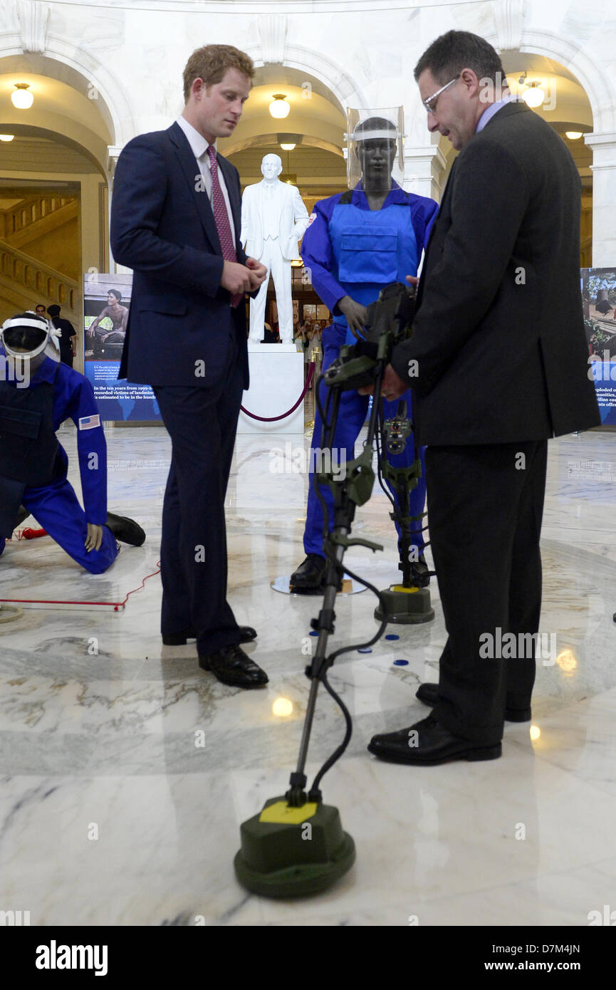 Washington DC, USA, 9. Mai 2013. Prinz Harry (L) von Wales ist ein Bodenradar, ein Werkzeug zur Erkennung von Landminen, der HALO Trust Waffen und Ammunition Disposal Desk Officer Richard Boulter (R), bei einem Rundgang durch eine HALO-Trust-Fotoausstellung über Landminen und Blindgänger Verordnungen auf dem Capitol Hill in Washington DC, USA, 9. Mai 2013 gezeigt. Prinz Harry beginnt eine sechstägige Tour der Vereinigten Staaten. Bildnachweis: Michael Reynolds / Pool über CNP/Alamy Live-Nachrichten Stockfoto