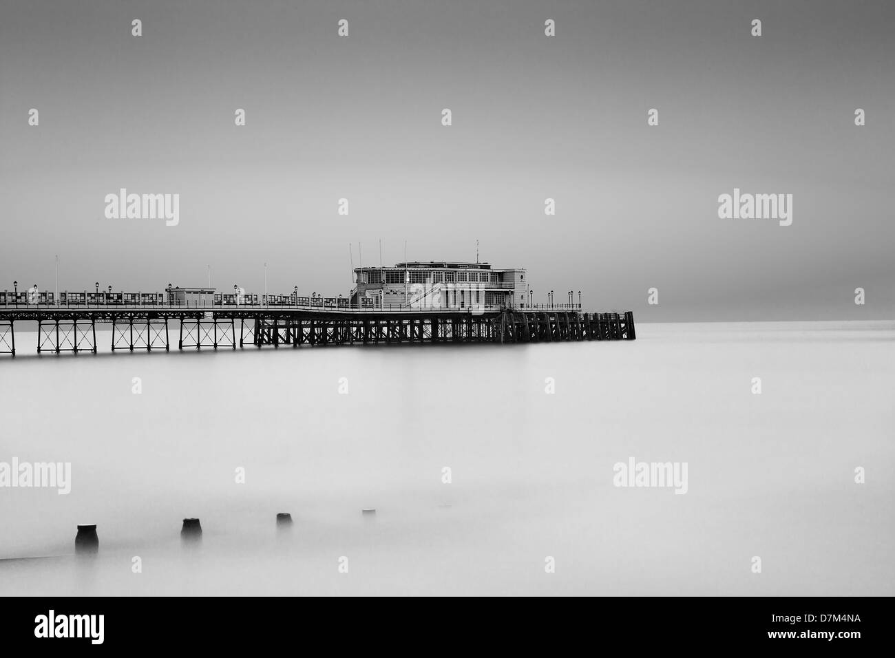 Ein Blick auf die Worthing Pier genommen mit einer langen Belichtungszeit, die Wellen zu beruhigen, es geben eine ruhige Stimmung. Stockfoto
