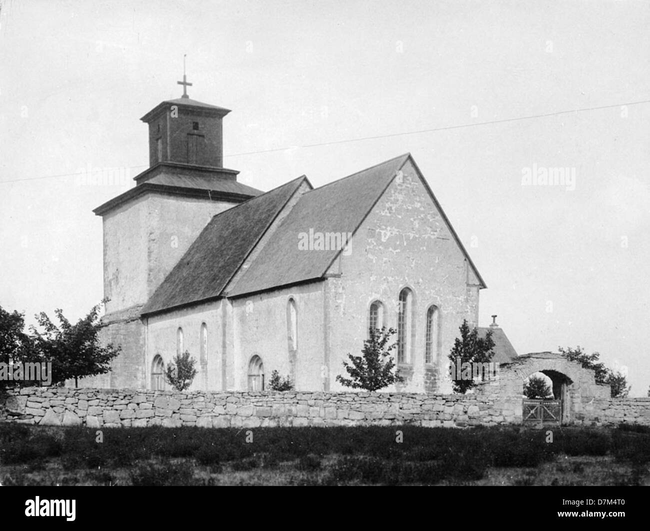 Die Vamlingbo-Kirche auf Gotland, Schweden, ist eine mittelalterliche romanische Kirche. Das schwedische Nationaldenkmalamt behält seine architektonische Bedeutung als Beispiel für die mittelalterlichen religiösen Strukturen Schwedens. Stockfoto