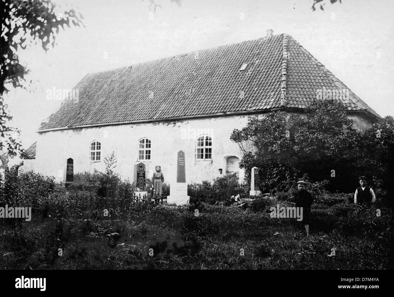 Dieses Foto zeigt die Alte Kirche in Bohuslän, Schweden, eine historische Struktur, die vom schwedischen Nationaldenkmalamt erhalten wurde. Es zeigt schwedisches architektonisches Erbe und religiöse Geschichte. Stockfoto