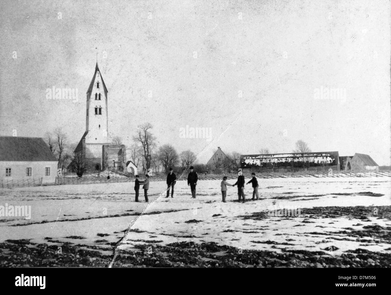 Gothem-Kirche auf Gotland, Schweden, im Winter fotografiert, mit schneebedecktem Gelände. Das Bild, das vom schwedischen Nationaldenkmalamt zur Verfügung gestellt wurde, fängt die architektonische Schönheit dieser historischen Kirche ein. Stockfoto