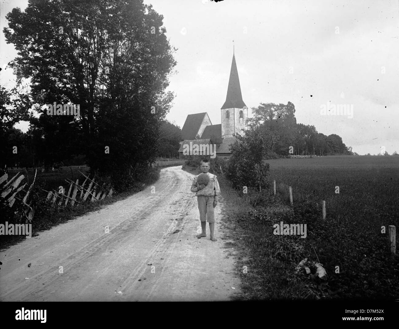 Dieses Bild zeigt die Lummelunda-Kirche auf Gotland, Schweden, die vom schwedischen National Heritage Board erfasst wurde und deren Architektur und historische Bedeutung zeigt. Stockfoto