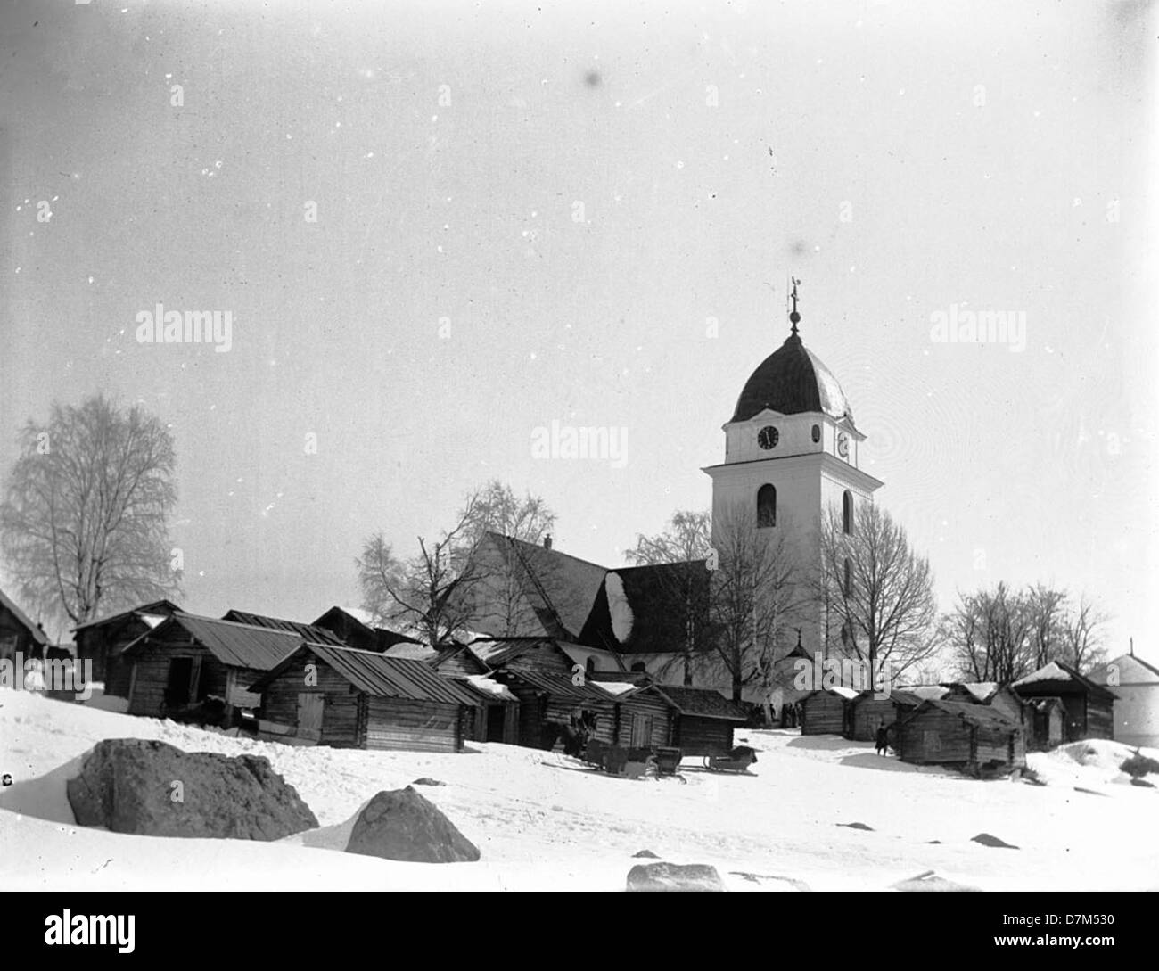 Eine Fotografie der Rättvik-Kirche in Dalarna, Schweden, aufgenommen vom schwedischen National Heritage Board. Die Kirche ist bekannt für ihre historische Bedeutung und die malerische Lage in der schwedischen Landschaft. Stockfoto