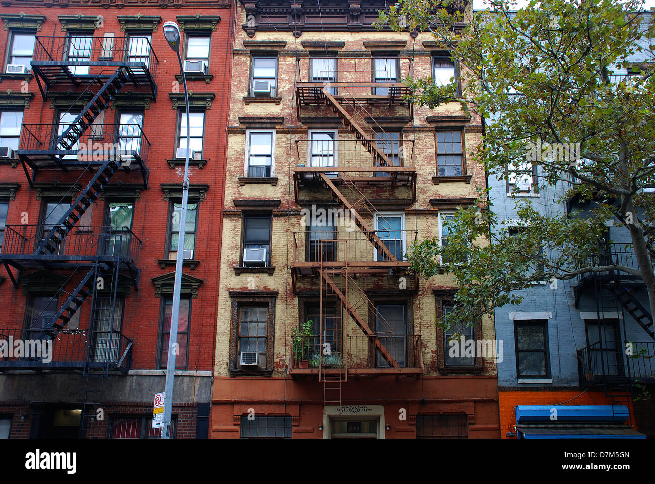 Typische Brownstone Gebäude im Zentrum von Manhattan mit Feuer Treppen, New York. USA. Stockfoto