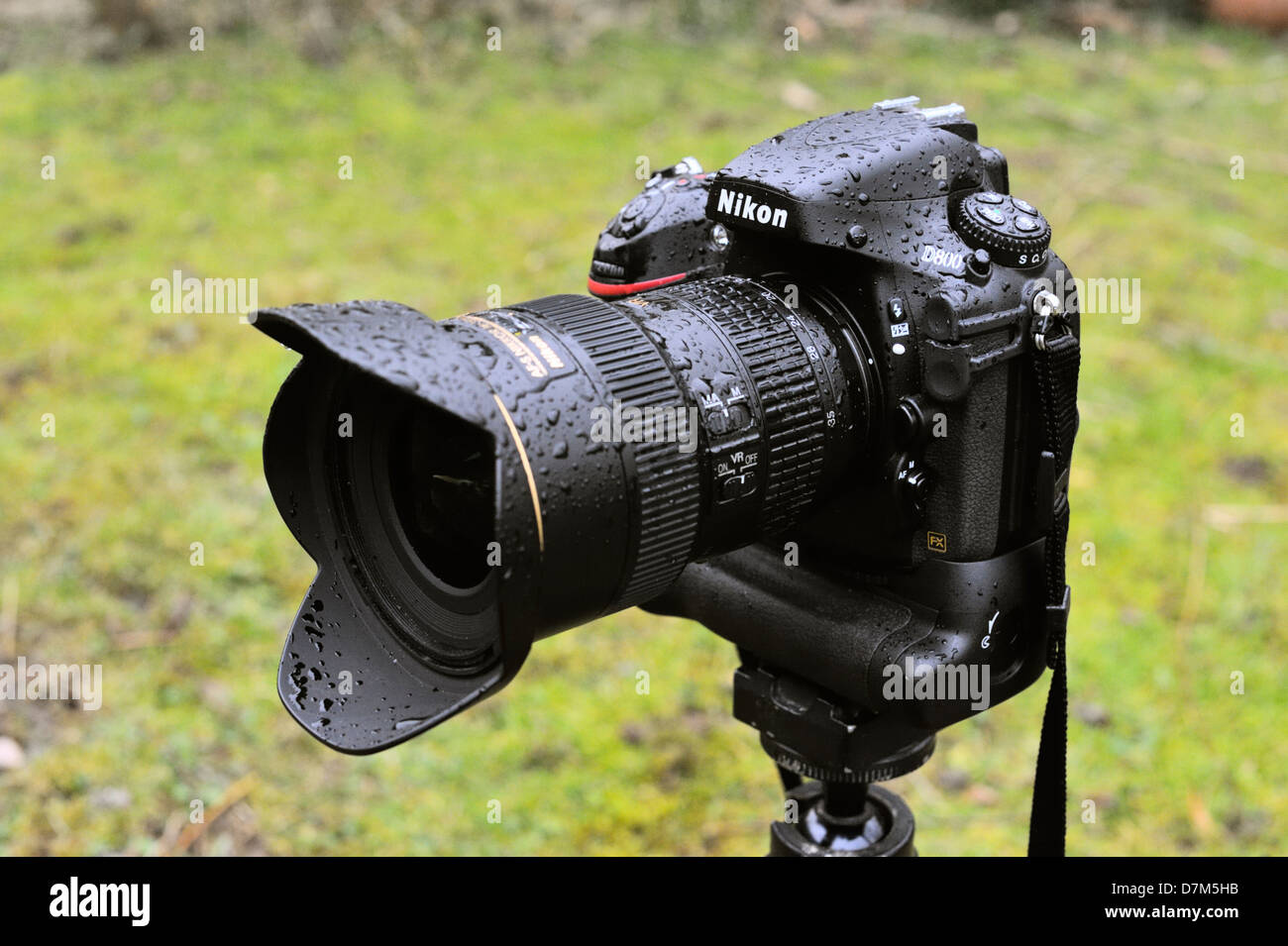 Nikon D800 digitale SLR-Kamera mit Batteriegriff MBD-12 und 16-35 f4 VR  Objektiv angebracht, triefend nass nach Exposition mit Starkregen  Stockfotografie - Alamy