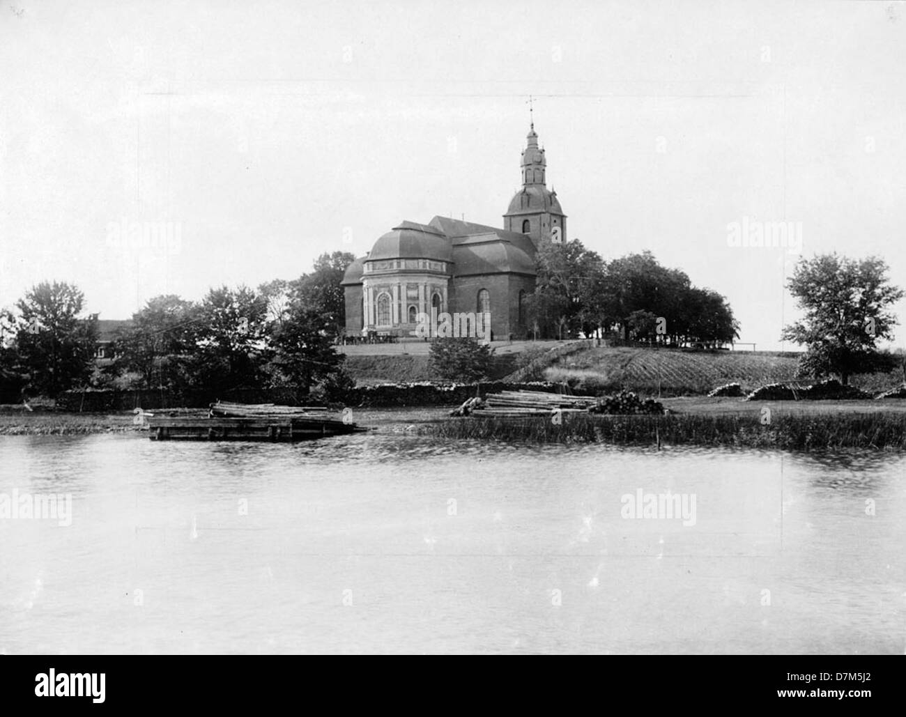 Die Askersund Country Church in Närke, Schweden, ist ein historisches Gebäude aus dem Mittelalter. Die Kirche ist Teil der schwedischen Nationaldenkmalsammlung. Stockfoto