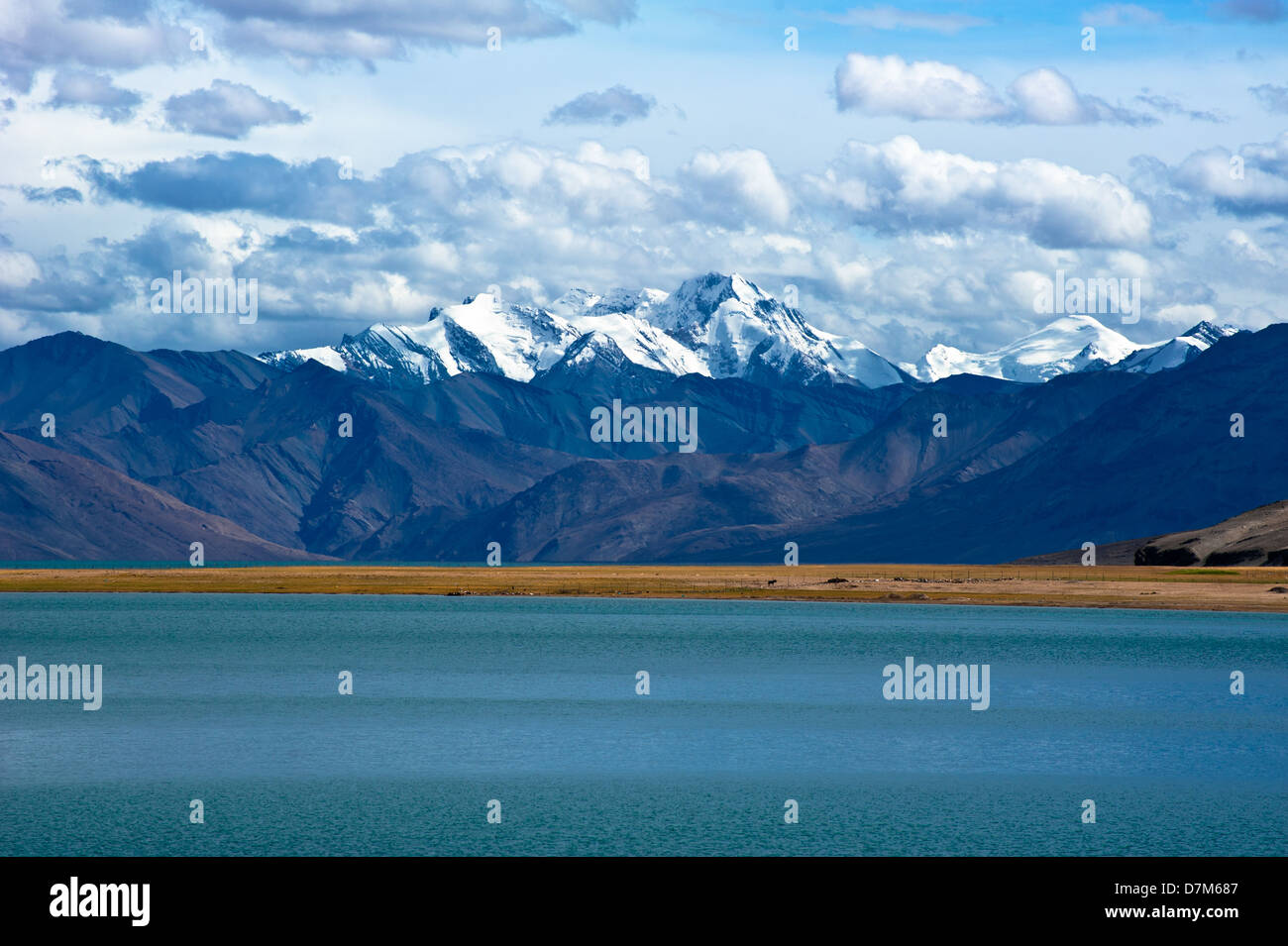 Morgendämmerung am Tso Moriri See. Höhe 4600 m. Blick auf Himalaya-Gebirge Landschaft mit Gya Gipfel im Schnee, 6794 m. Indien, Ladakh Stockfoto