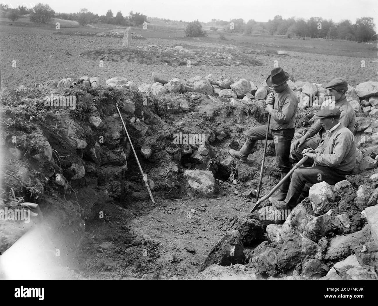 Dieses Foto zeigt eine archäologische Ausgrabung in Gådåker, Uppland, Schweden, durchgeführt vom schwedischen Nationalkulturamt. Die Ausgrabung deckt historische Artefakte und Materialien auf. Stockfoto