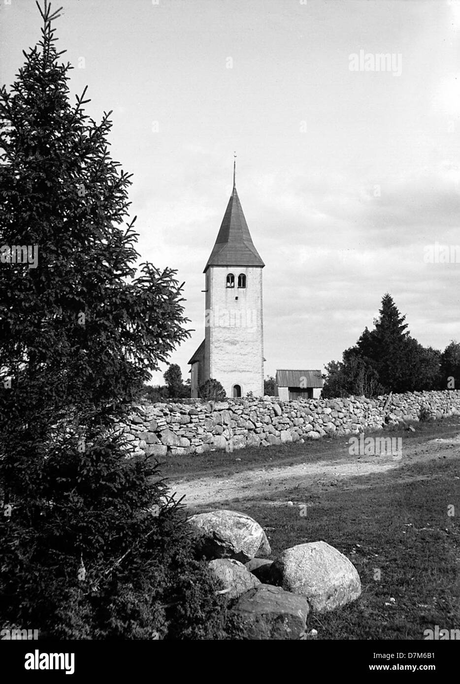Die Viklau-Kirche in Gotland, Schweden, ist auf diesem Foto festgehalten und zeigt die historische Architektur der Kirche, die Steinmauern und die natürliche Umgebung. Es ist Teil der Sammlung des schwedischen Nationaldenkmalamtes. Stockfoto