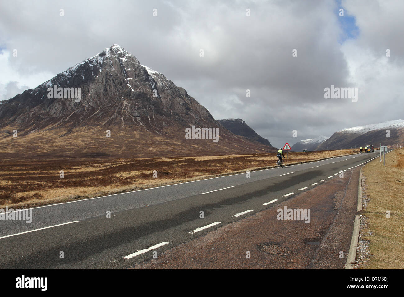 Radfahrer auf der A82 mit Spitzenwerten von Glen Coe Schottland April 2013 Stockfoto