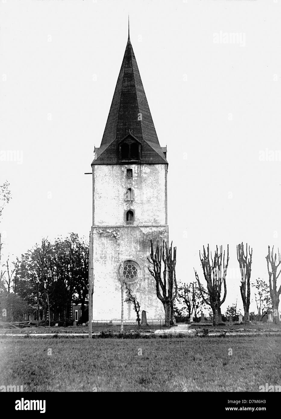 Die Barlingbo-Kirche auf Gotland, Schweden, ist bekannt für ihre Buntglasfenster und architektonischen Besonderheiten. Das Bild dokumentiert die historische und kulturelle Bedeutung der Kirche, die vom schwedischen Nationaldenkmalamt erhalten wurde. Stockfoto