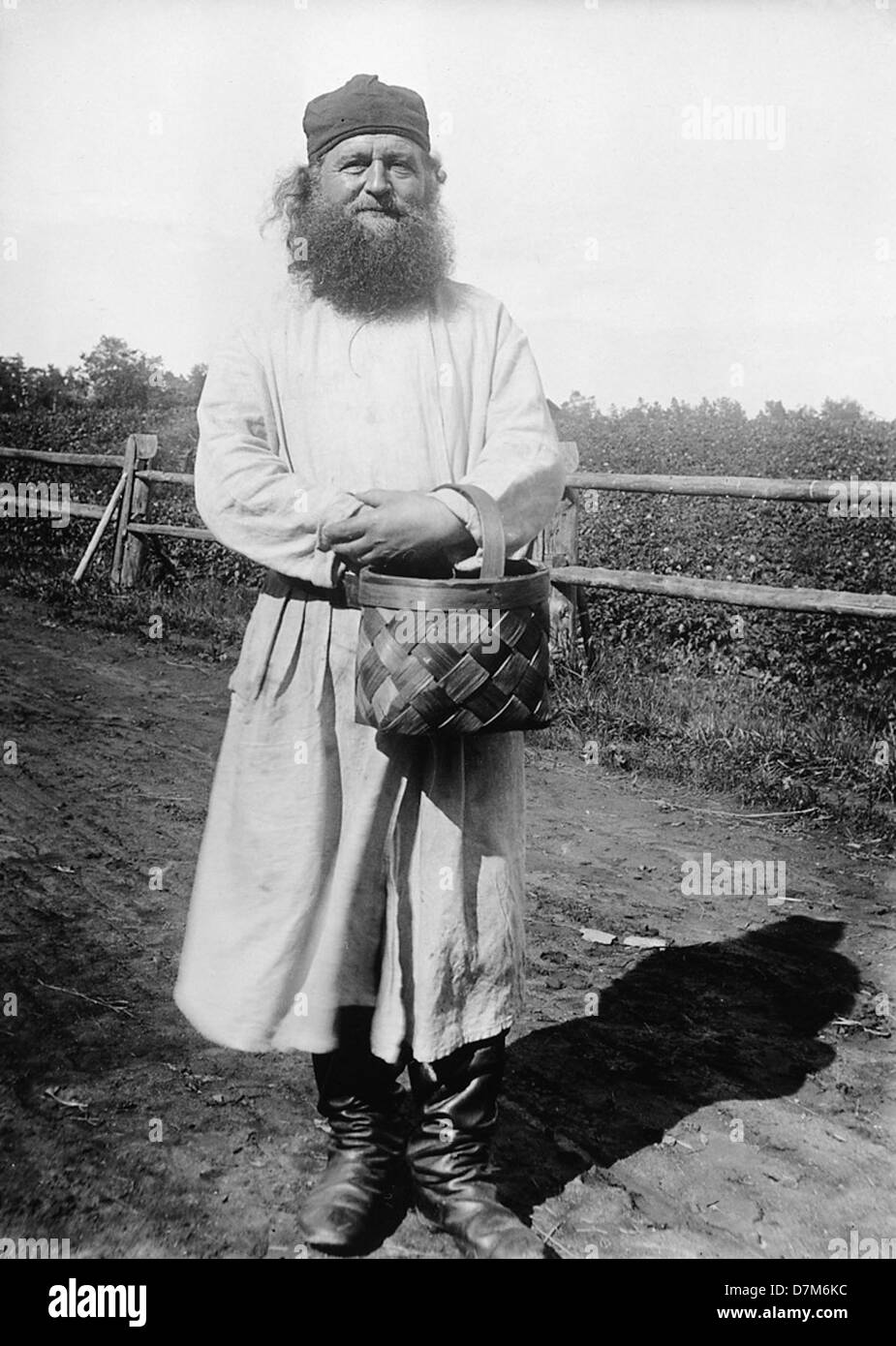 Dieses Porträt zeigt einen Priester aus dem Kloster Valamo in Karelien, Russland. Das schwedische National Heritage Board dokumentiert dieses historische Bild mit seiner einzigartigen Kleidung und seinem historischen Kontext. Stockfoto