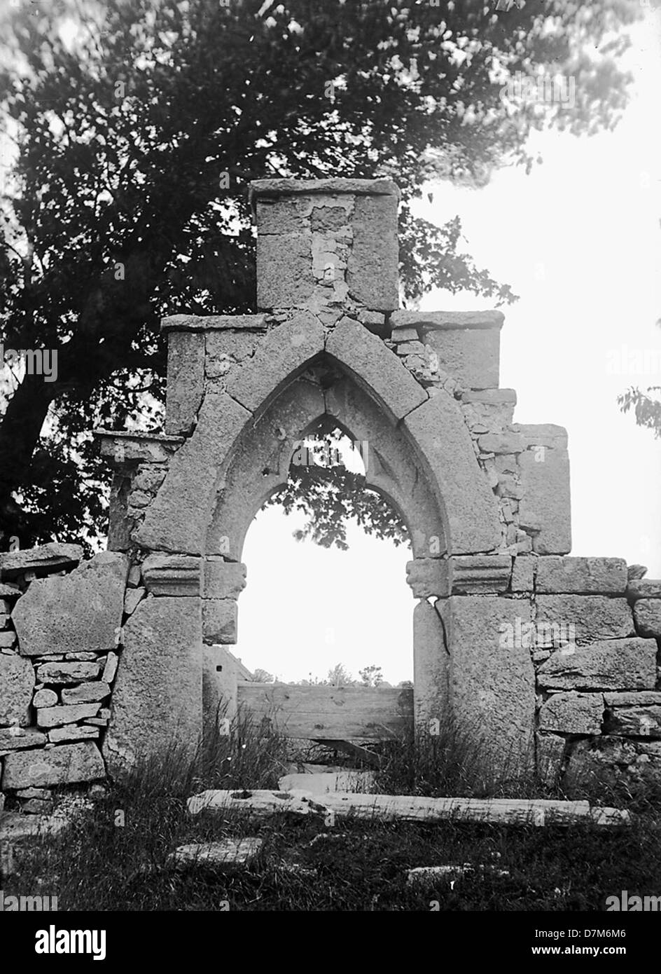 Dieses Foto zeigt das Portal der Fide Church auf Gotland, Schweden, und dokumentiert die Steinmauerkonstruktion und die historische Architektur als Teil der Denkmalpflege des schwedischen Nationaldenkmalamtes. Stockfoto