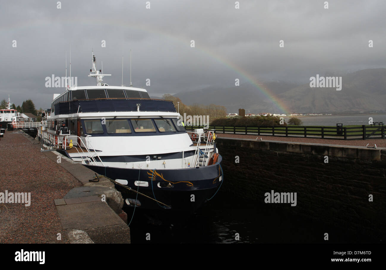 MV Herr der Glens auf Caledonian Canal bei Corpach mit Regenbogen Schottland April 2013 Stockfoto