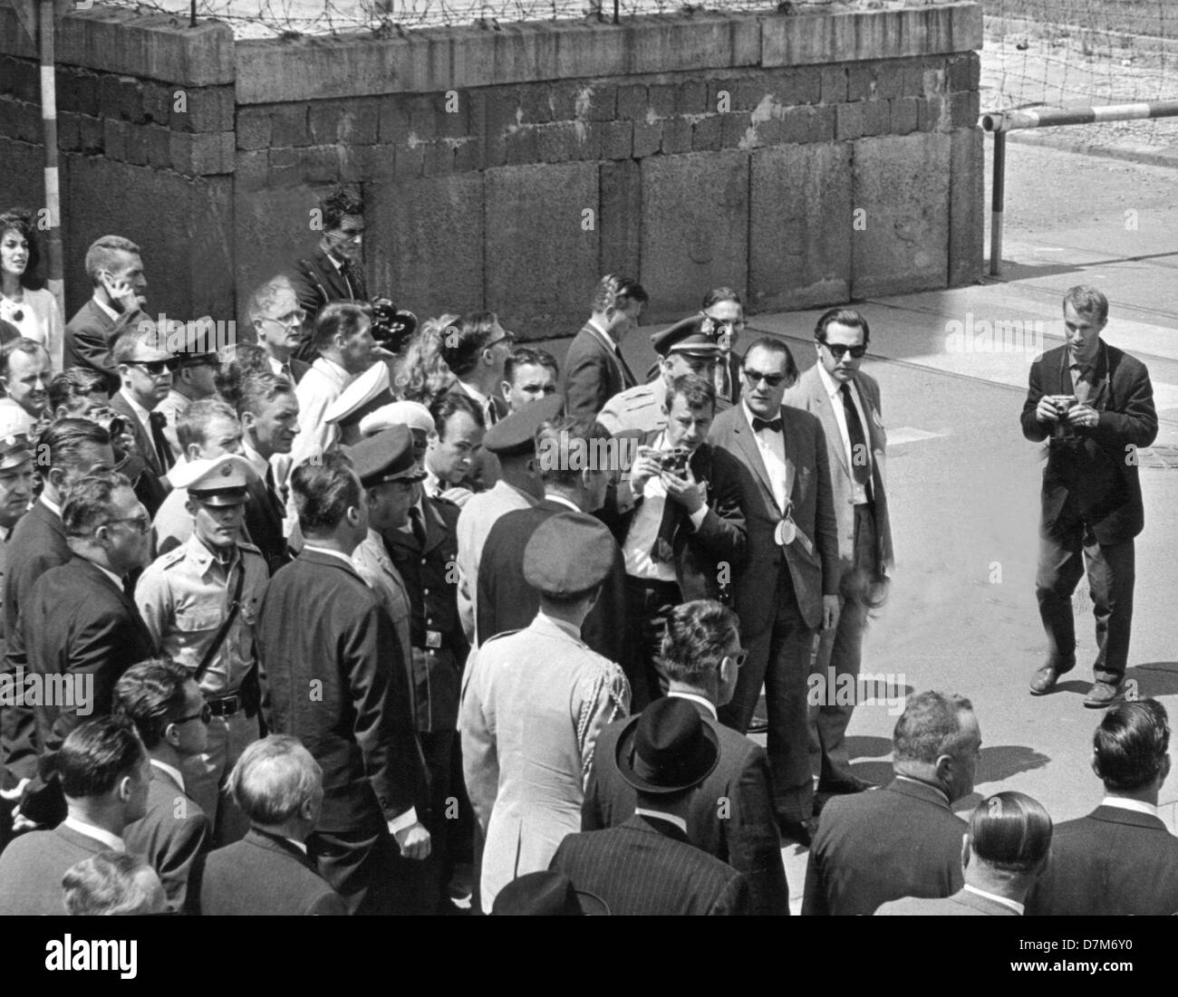 US-Präsident Kennedy am Check Point Charlie mit Mitgliedern der Presse (26.06.1963). Stockfoto