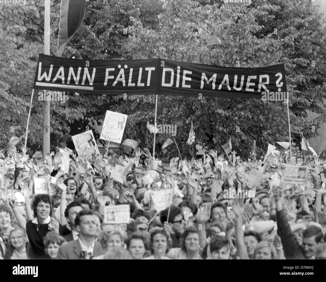 Aufgeregte Menschenmassen jubelten der amerikanische Präsident John F. Kennedy (nicht im Bild) bei seinem Besuch in Berlin am 26. Juni 1963. Der US-Präsident war die Bundesrepublik für vier Tage zu Besuch. Seine letzte Station war Berlin. Stockfoto