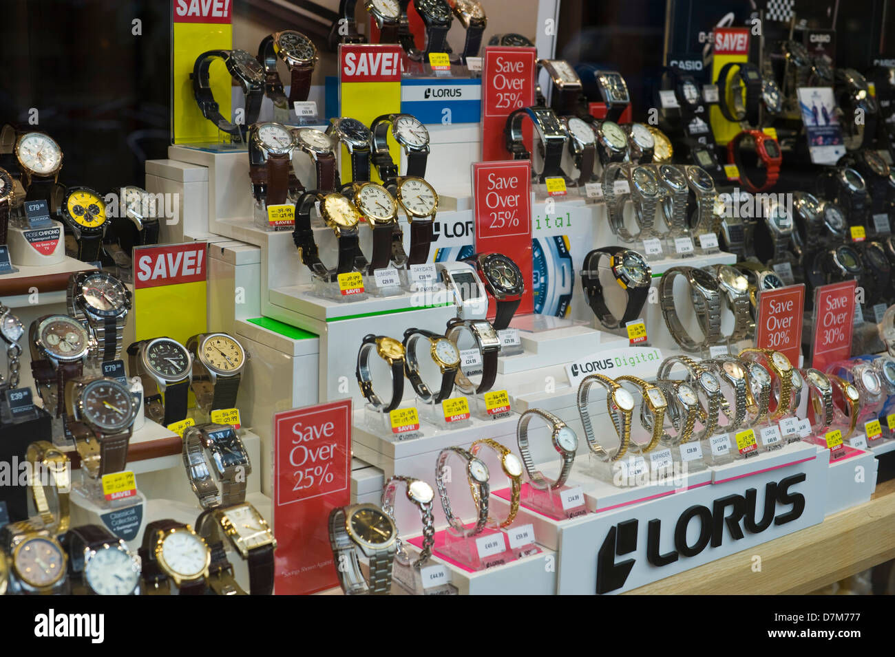 Anzeige der Uhren Juweliere Fenster an der High Street in der Innenstadt von Exeter Devon England UK Stockfoto