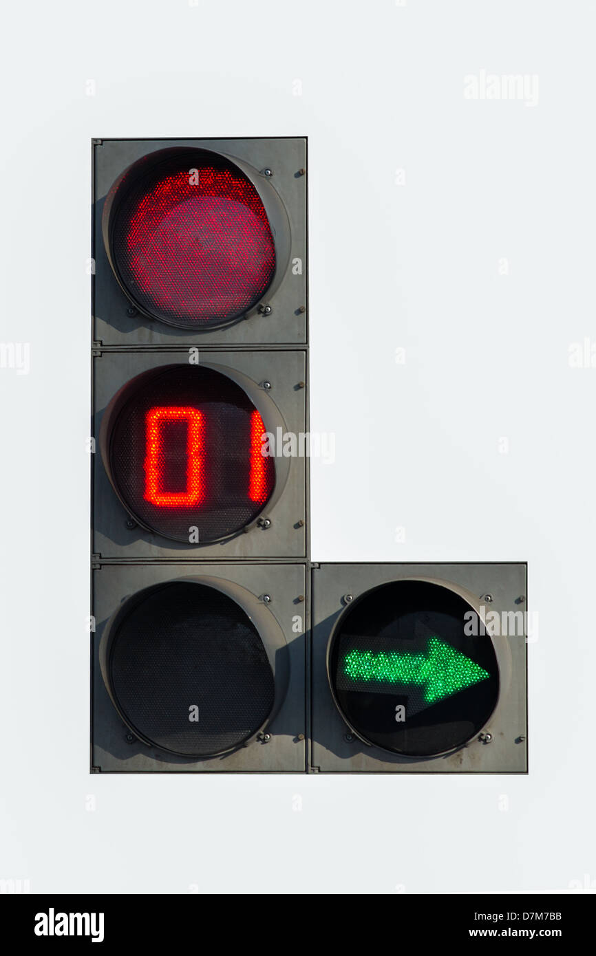 Traffic light red arrow Fotos und Bildmaterial in hoher Auflösung Alamy