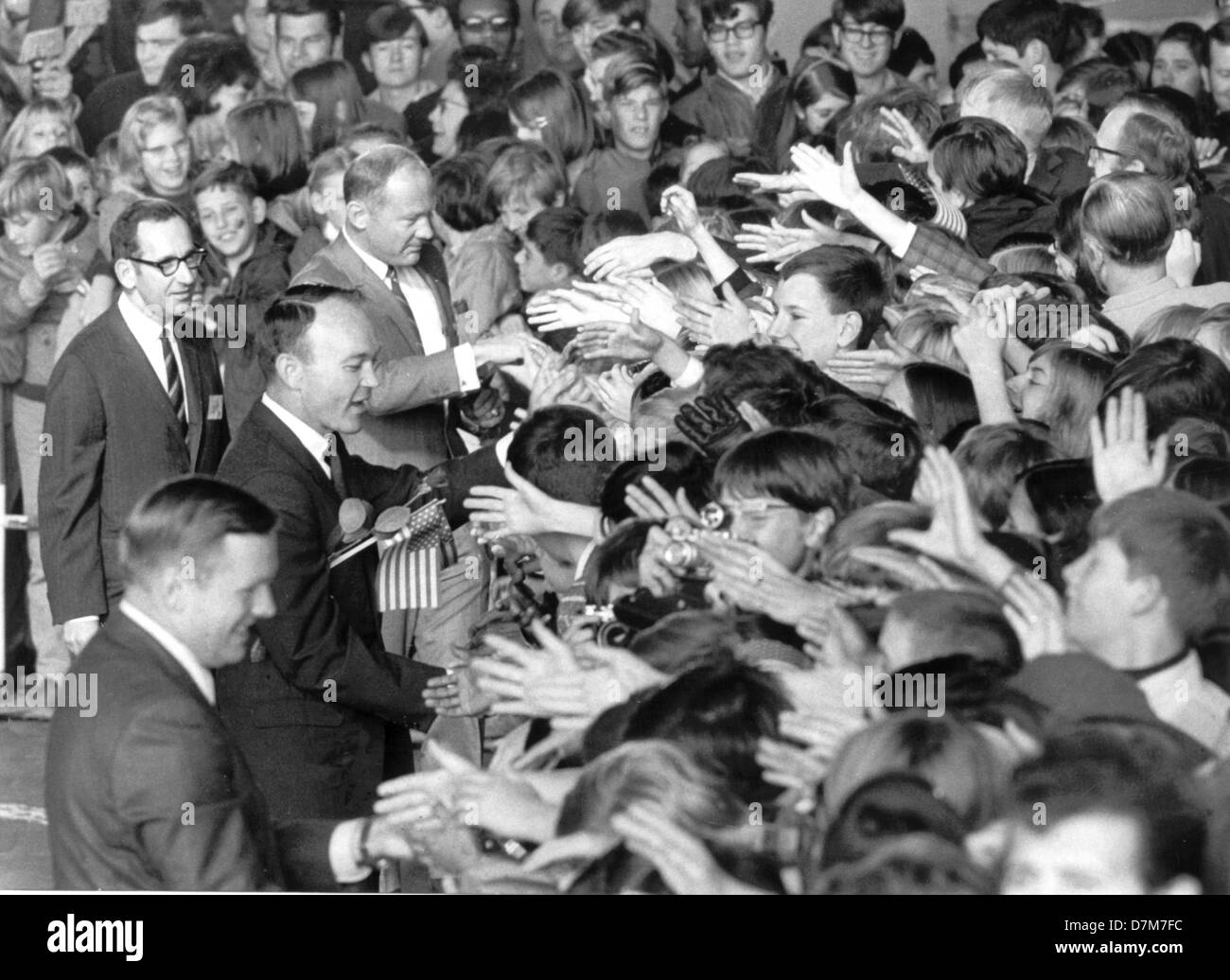 Sterben Sie Amerikanischen Astronauten Neil Armstrong (von Vorn Links), Michael Collins Und Edwin E. Aldrin Werden Bei Ihrer Ankunft Auf Dem Flughafen Tempelhof am 13.10.1969 von Amerikanischen Kindern der John-F.-Kennedy-Schule Begrüßt. Am 20.07.1969 Betrat Neil Armstrong als Kommandant der Apollo 11 - Mission als Erster Mensch Den Mond. Er bin Wurde 05.08.1930 in Wapakoneta (Ohio) Geboren. Foto: Chris Hoffmann +++(c) Dpa - Bericht +++ Stockfoto