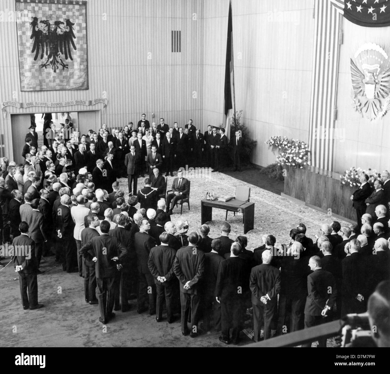 US-Präsident John F. Kennedy (R, sitzend) und Konrad Adenauer (l, sitzen) bei einem Empfang im Rathaus in Köln, in Anwesenheit des Kölner Oberbürgermeisters Theo Burauer (Rückansicht mit Kette von Office), am 23. Juni 1963, kurz nach Kennedys Ankunft am Flughafen Köln-Bonn. Der Präsident war die Bundesrepublik für vier Tage zu Besuch. Stockfoto