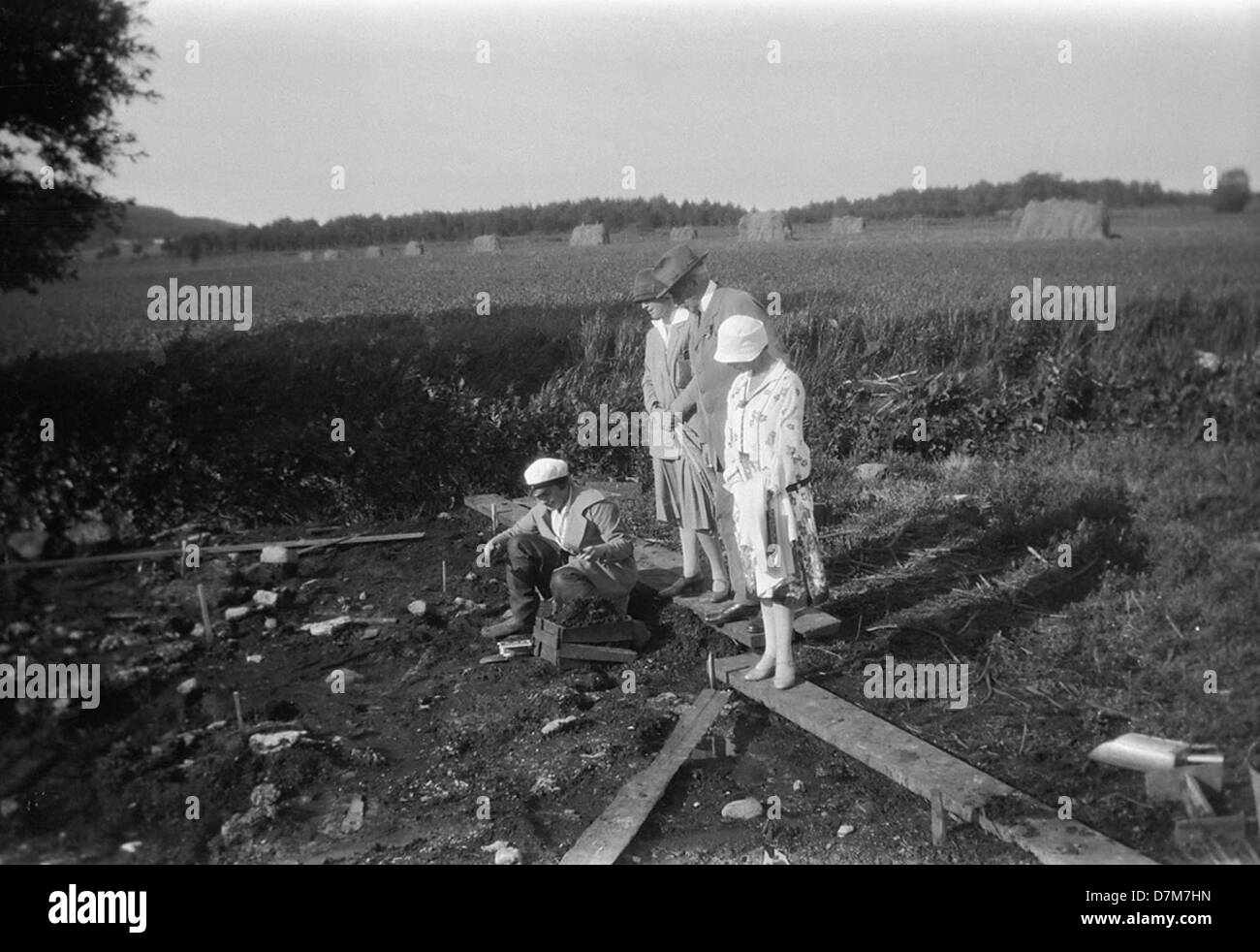Eine archäologische Ausgrabung in Alvastra, Östergötland, Schweden, durchgeführt durch das schwedische nationale Denkmalamt. Die Ausgrabungsstätte bietet wertvolle Einblicke in Schwedens frühe Geschichte und die archäologische Bedeutung der Region. Stockfoto