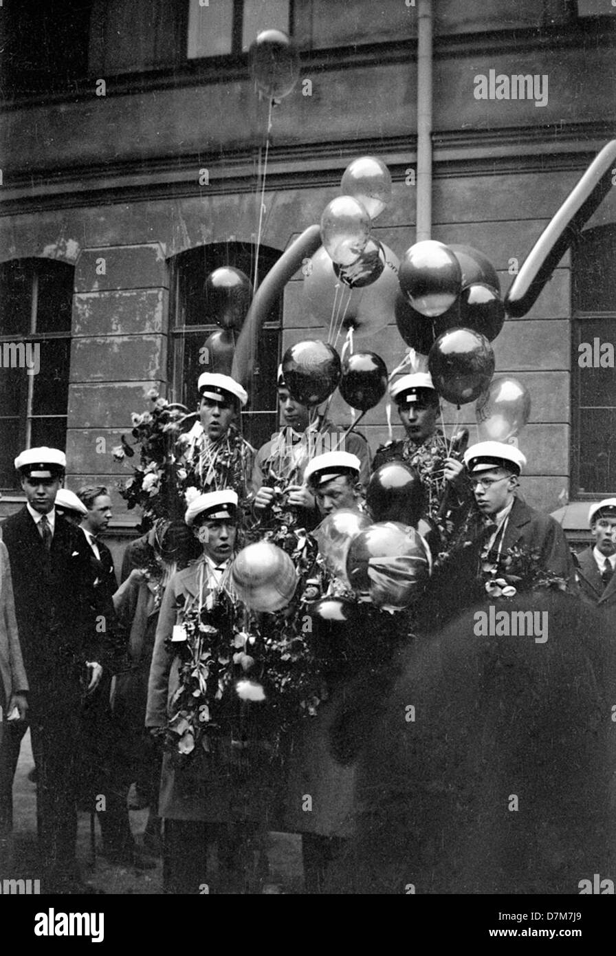 Dieses Foto zeigt Raoul Wallenberg mit Studenten in Stockholm, Uppland. Er hebt seine humanitären Bemühungen während des Holocaust und seine Rolle in der schwedischen Diplomatie hervor. Stockfoto