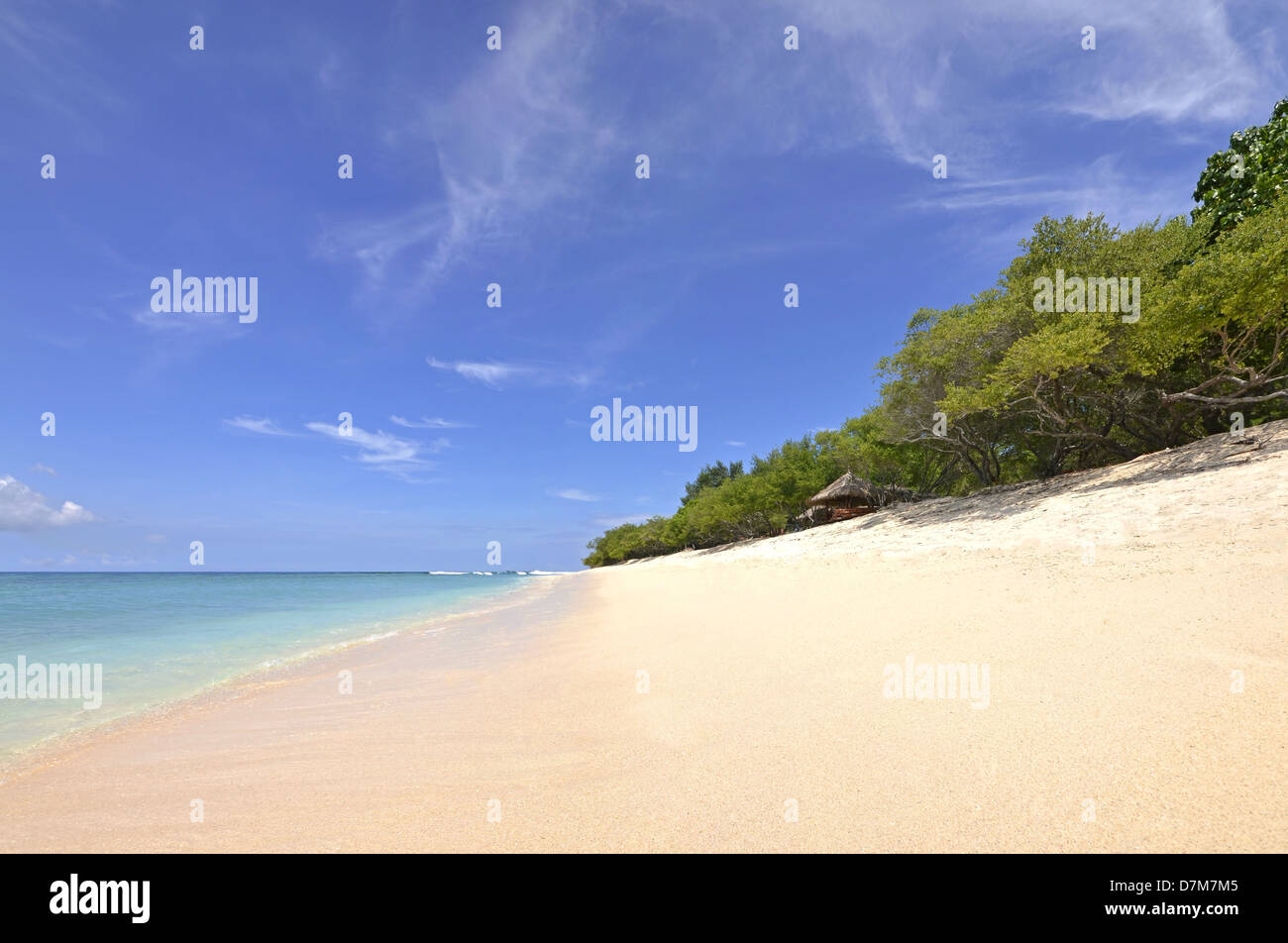 Schöner Strand mit Palmen und blauem Himmel auf Gili Meno Insel Gili Gili Inseln in der Nähe von Lombok, Bali - Indonesien Stockfoto