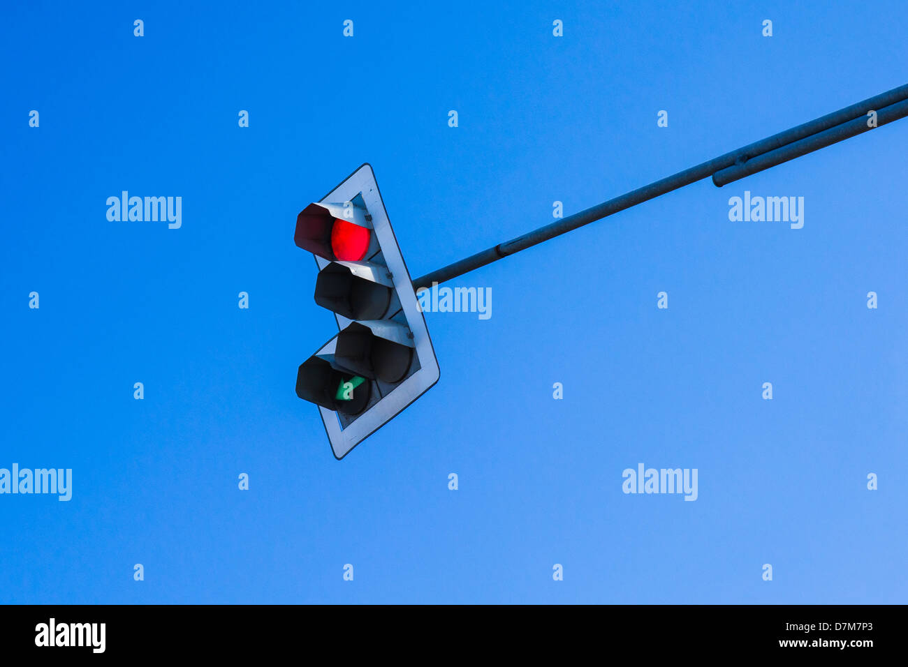 Ampel. Roter und grüner Pfeil Stockfotografie - Alamy