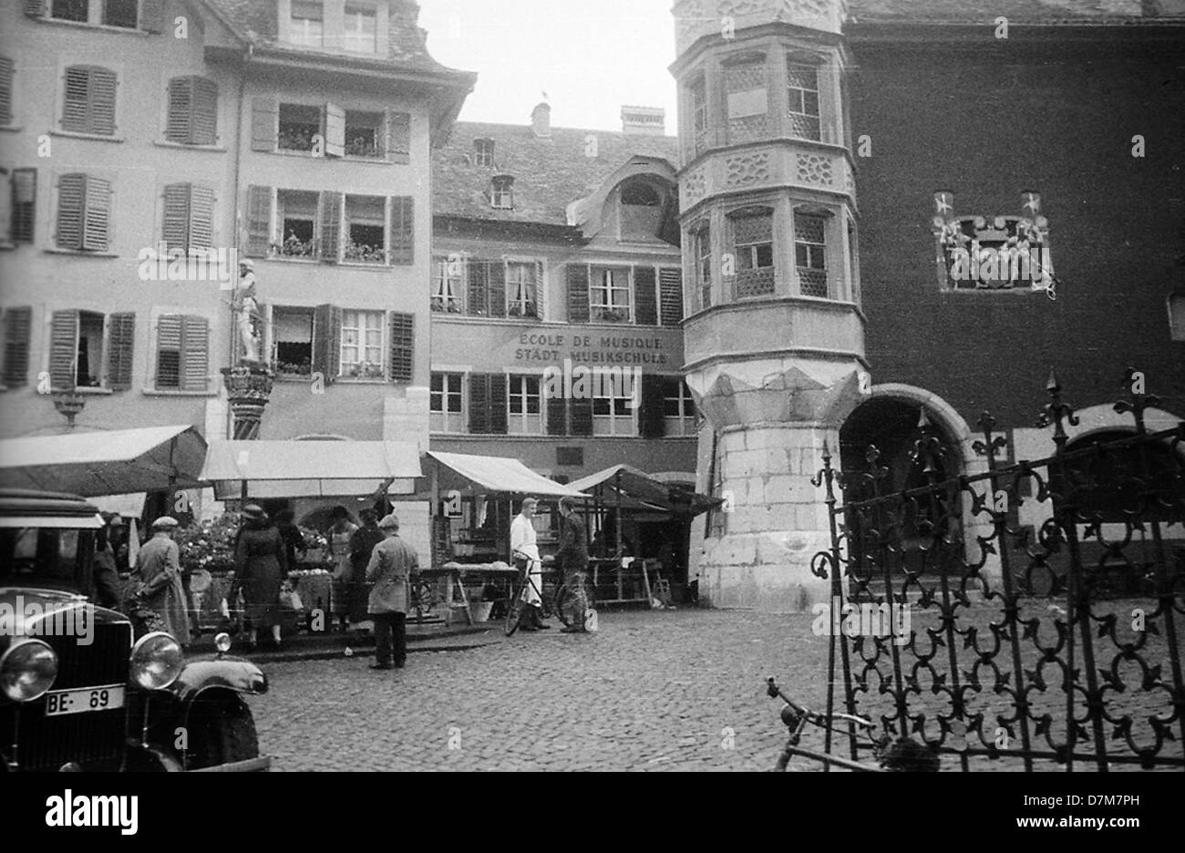 Ein geschäftiger Markt am Place du Ring in Biel, Schweiz, der vom schwedischen National Heritage Board erfasst wurde und den pulsierenden Handel und die traditionelle Schweizer Kultur der Stadt präsentiert. Stockfoto