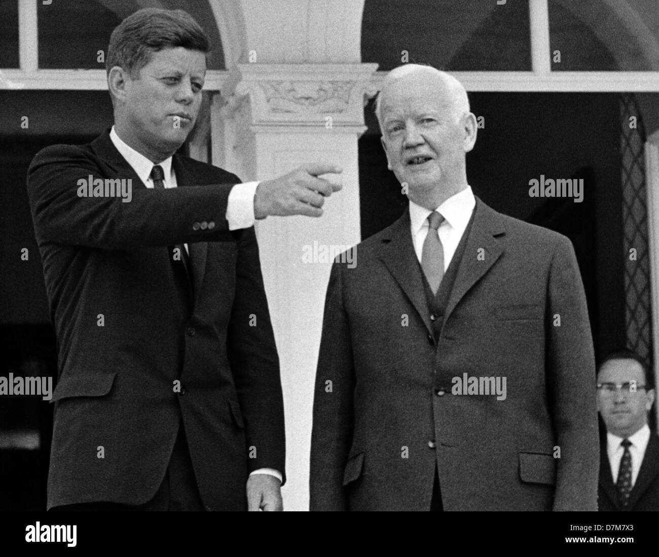 US-Präsident John F. Kennedy (l) und Federal President Heinrich Lübke (r) am 24. Juni 1963 auf der Terrasse der Villa Hammerschmidt in Bonn. Der US-Präsident war die Bundesrepublik für vier Tage zu Besuch. Stockfoto