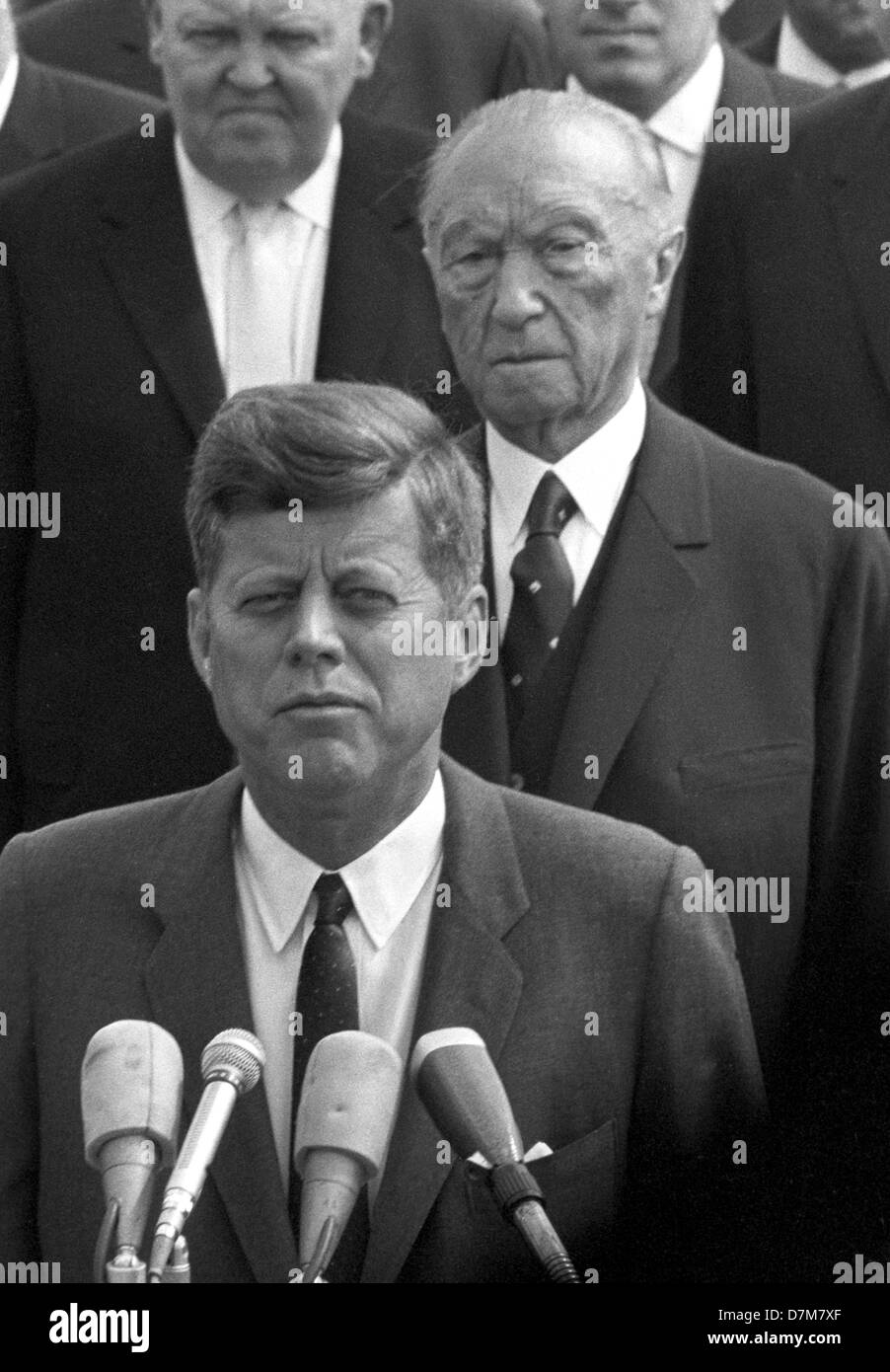 Präsident John F. Kennedy kam am 23. Juni 1963 in Köln-Wahn am Flughafen für einen vier-Tage-Besuch in Deutschland. Im Hintergrund Bundeskanzler Konrad Adenauer Und Minister für wirtschaftliche Angelegenheiten Ludwig Erhard (l). Stockfoto