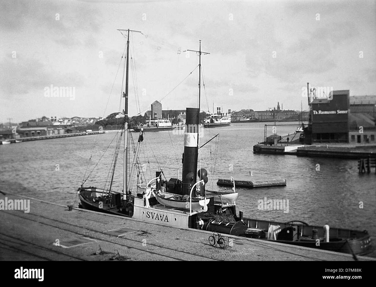 Dieses Bild zeigt den Hafen von Korsoer in Dänemark, der vom schwedischen Nationaldenkmalamt erfasst wurde. Der Hafen ist ein wichtiger historischer Ort für Handel und Verkehr in der Region. Stockfoto