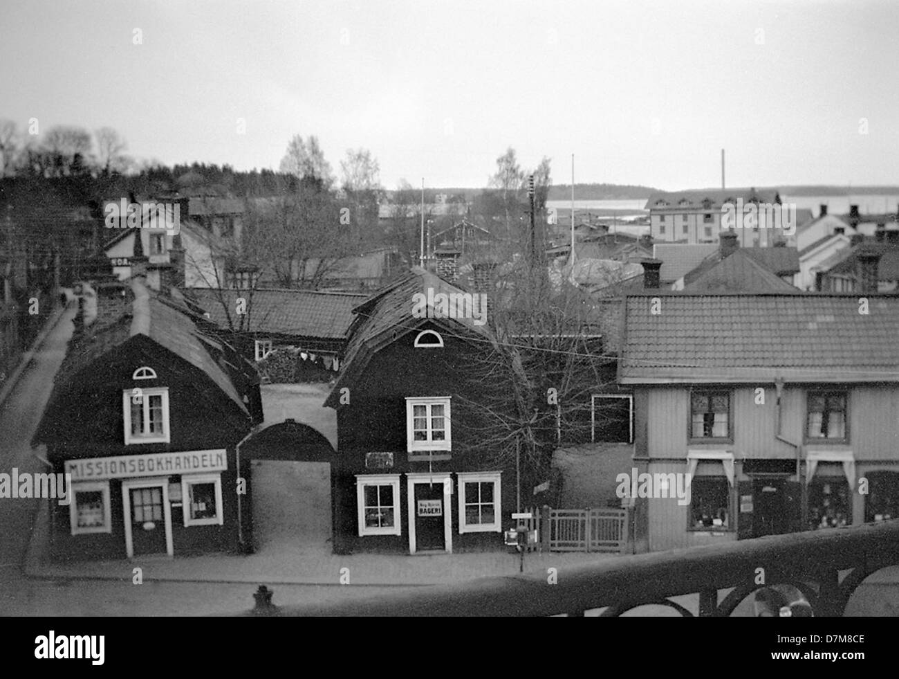Ein ruhiger historischer Blick auf Norrtälje in Uppland, Schweden, aufgenommen vom schwedischen National Heritage Board. Das Bild hebt die landschaftliche Schönheit und architektonische Besonderheiten der Region hervor. Stockfoto