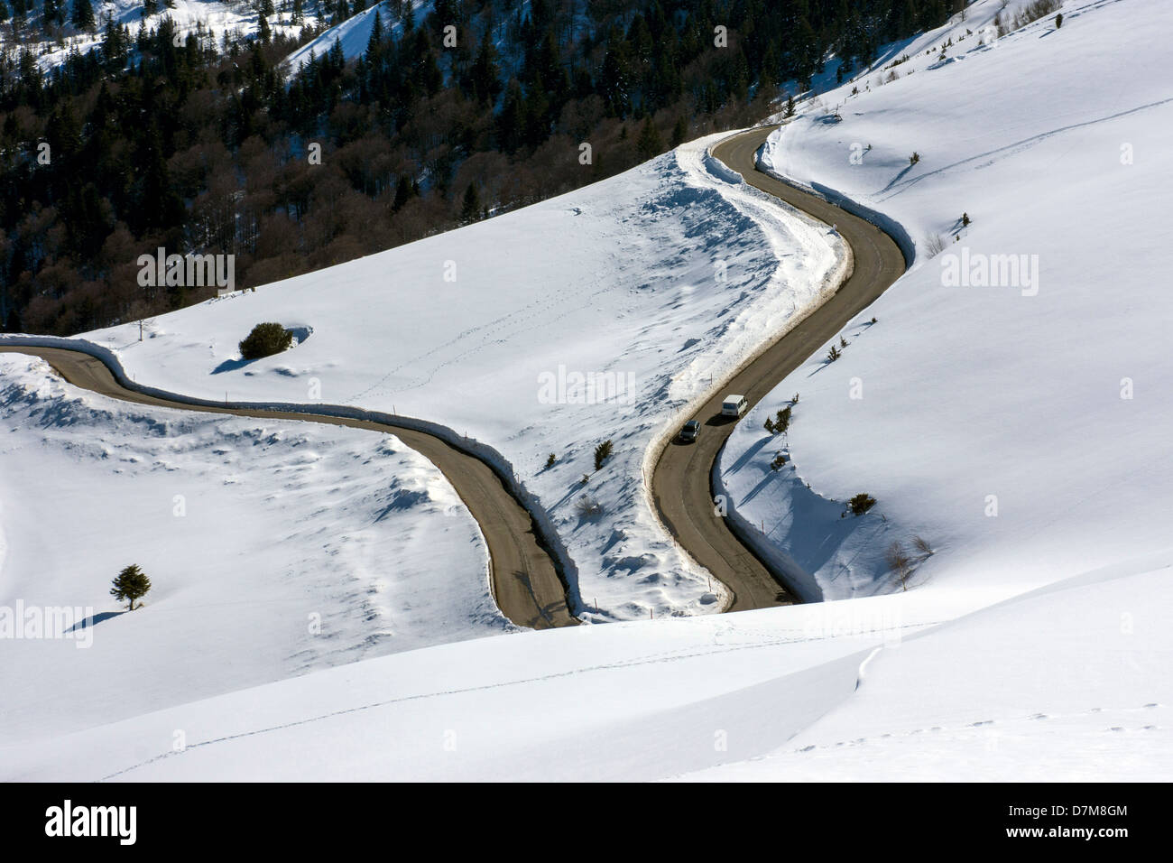 Winterschnee, Spuren im Schnee, Trail, Kälte Stockfoto