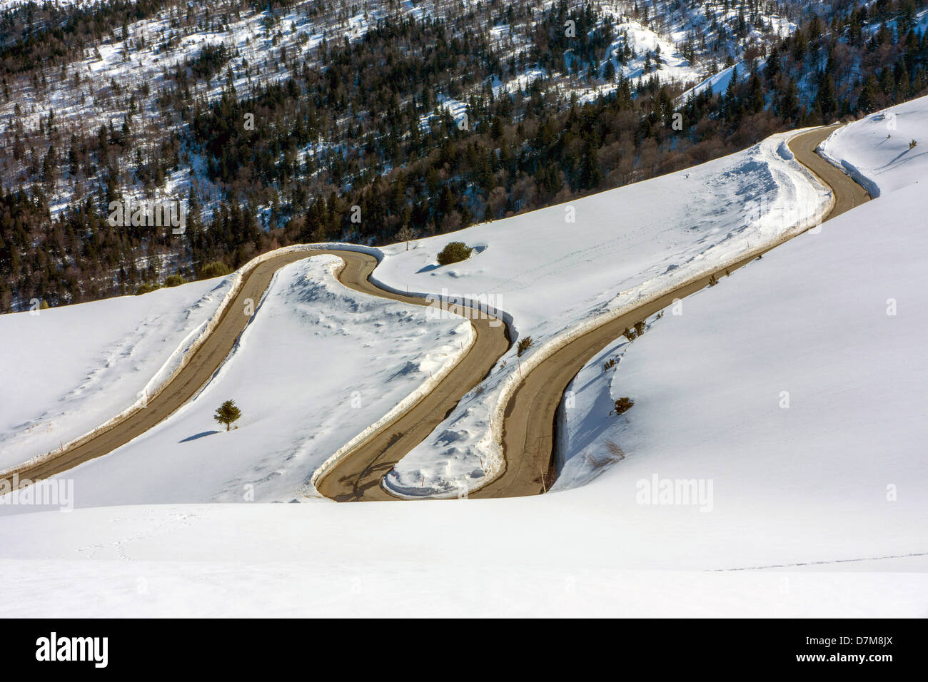 Winterschnee, Straße im Schnee, Trail, Kälte, Stockfoto