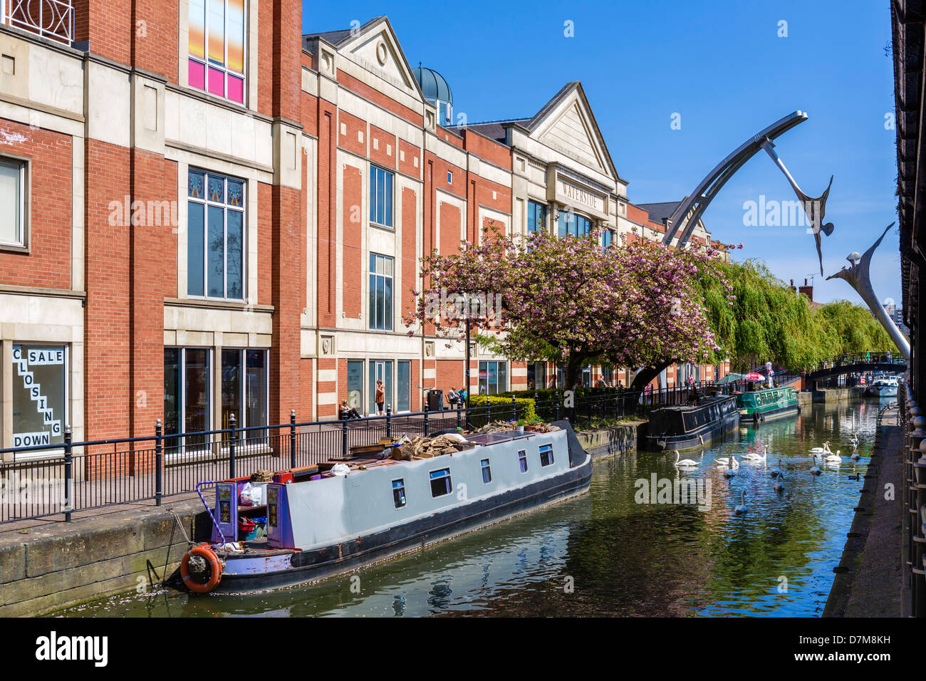 Narrowboat über den Fluss Witham außerhalb Waterside Einkaufszentrum in der Stadt Zentrum, Lincoln, Lincolnshire, England, UK Stockfoto