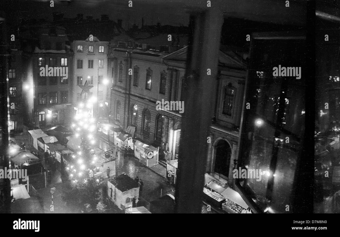 Der Weihnachtsmarkt in Stortorget, Stockholm, ist ein beliebtes jährliches Ereignis im Herzen der Altstadt. Dieses Foto zeigt die festliche Atmosphäre des Marktes, auf dem Weihnachtsdekorationen, traditionelles Kunsthandwerk und saisonale Waren zu sehen sind. Stockfoto