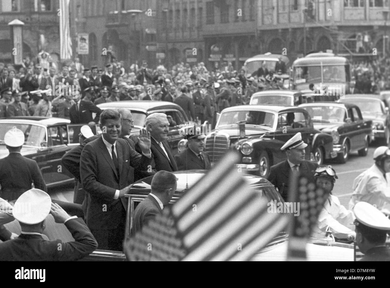 US-Präsident Kennedy bei seinem Besuch in Frankfurt Am Main am 25. Juni 1963 vom Rathaus Römer, die historische Paulskirche. Neben Kennedy Deutschlands Vize-Kanzler Ludwig Erhard und der Ministerpräsident von Hessen Georg August Zinn (M). Stockfoto