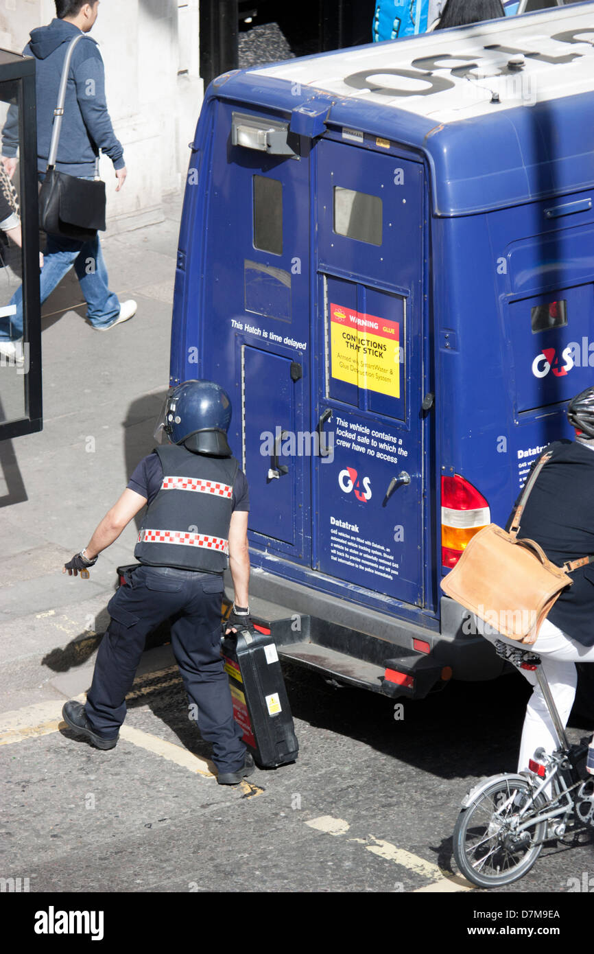 Ein G4S-Sicherheitstransporter liefert Bargeld an eine Londoner Zentralbank, was die anhaltende Nachfrage nach sicheren Logistikdienstleistungen im britischen Finanzsektor unterstreicht Stockfoto