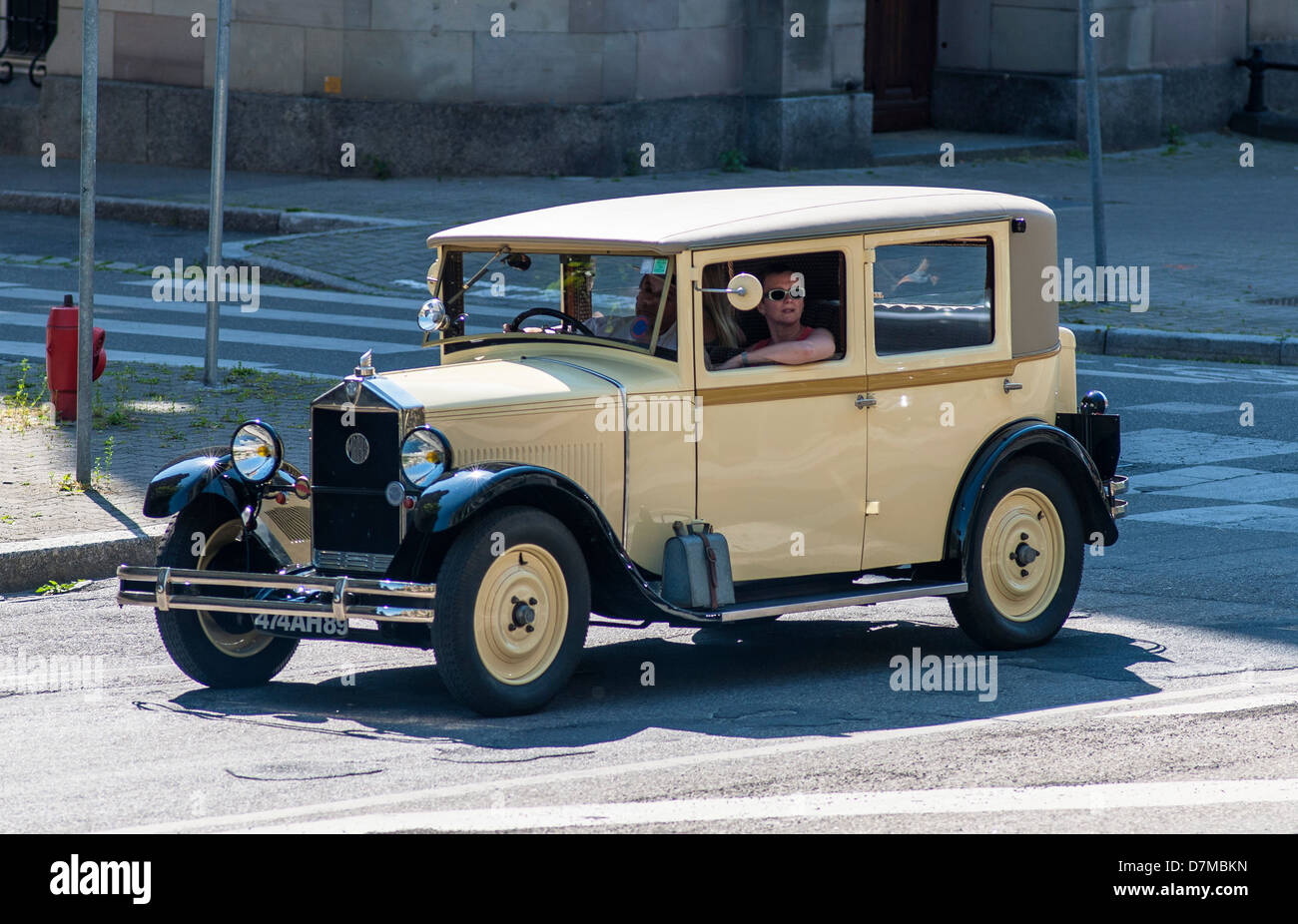 Paar fahren 1931 Mathis MYN französischer Oldtimer Stockfoto