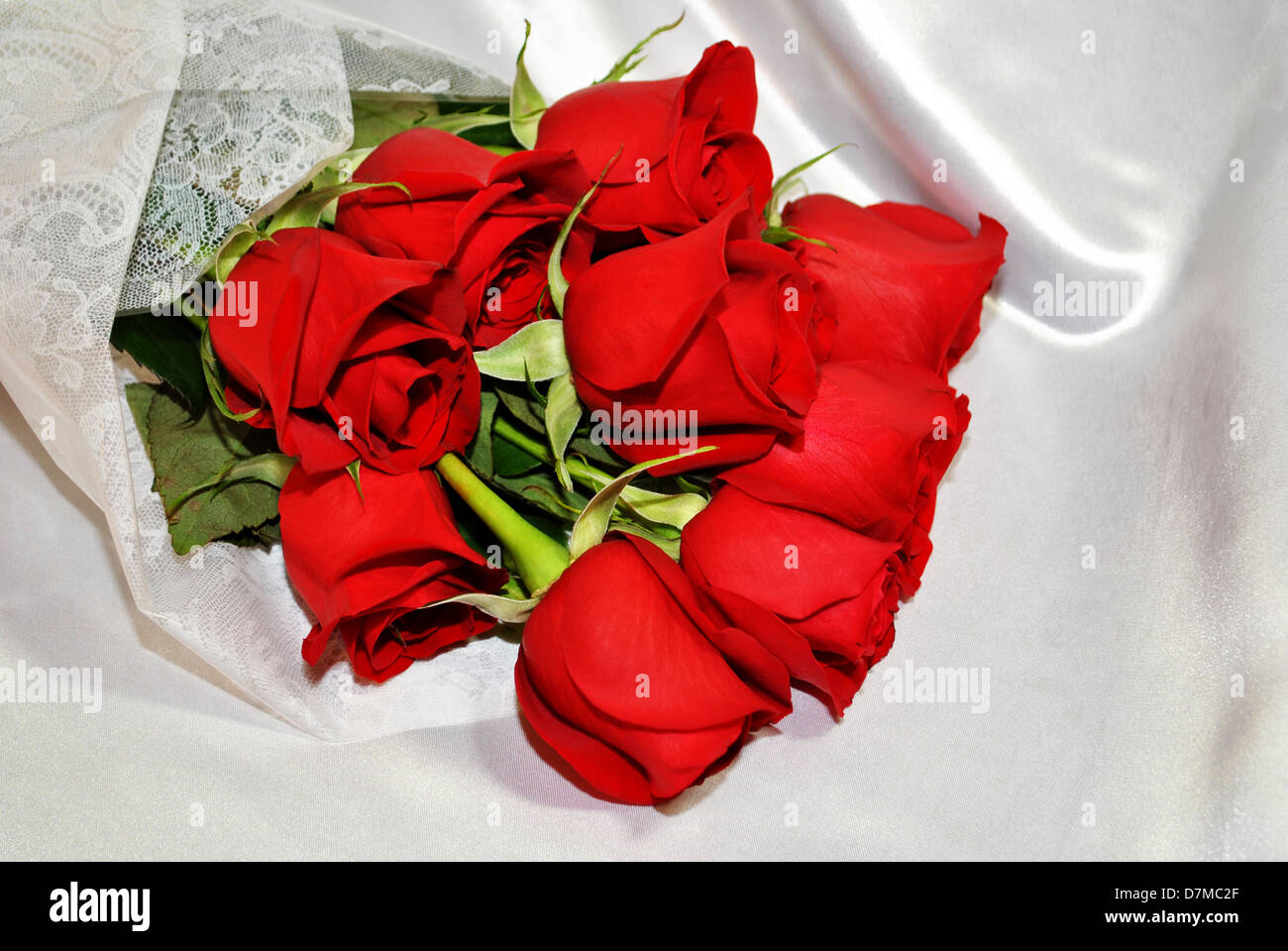 w': 400, 'h': 268} Rote Rosen auf weißer Seide Stockfotografie - Alamy