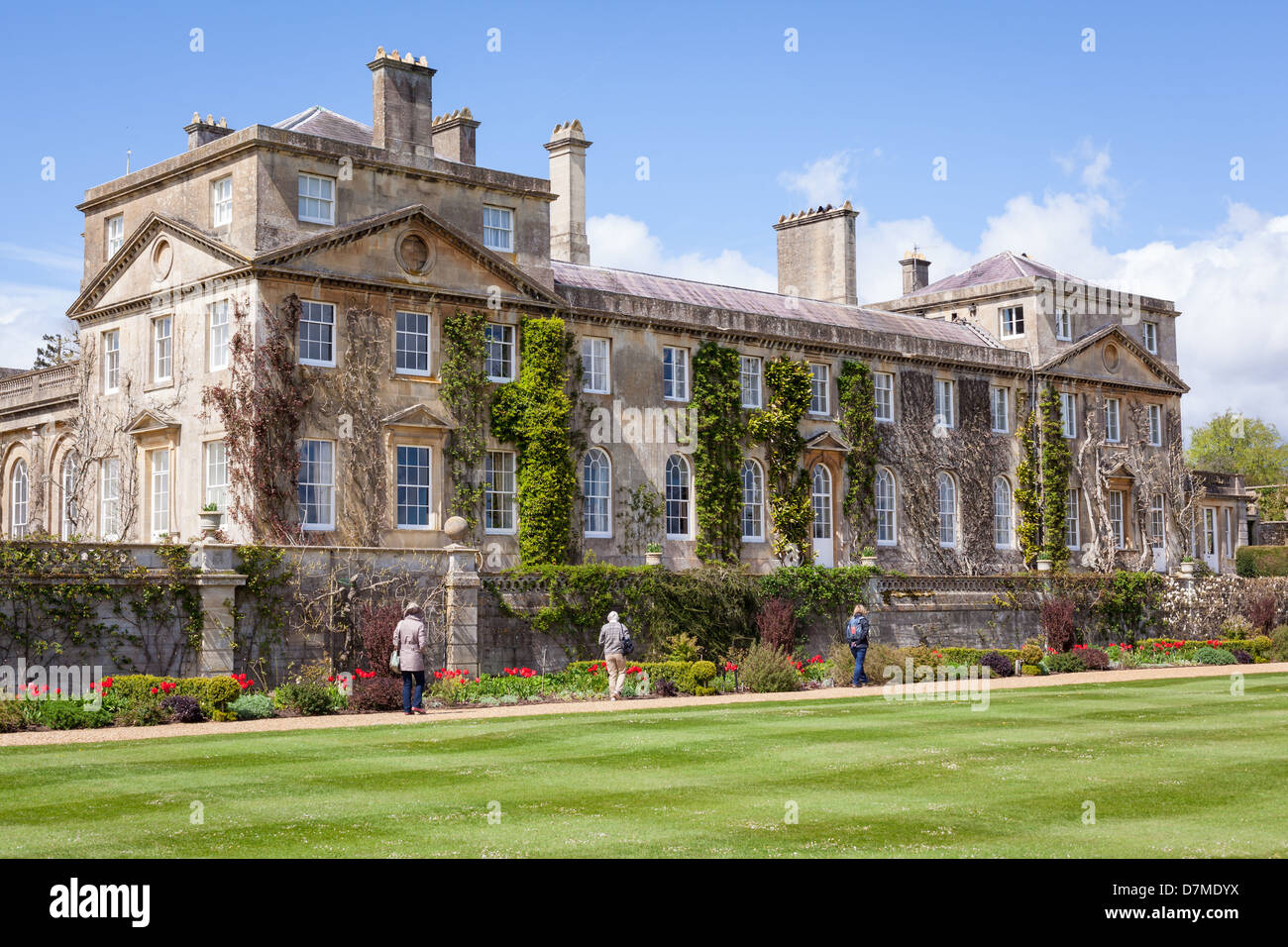 CALNE, Vereinigtes Königreich - 4. Mai 2013: Exterior of Bowood House, eine Note 1 aufgeführt Georgian Manor House in Wiltshire, England. Stockfoto