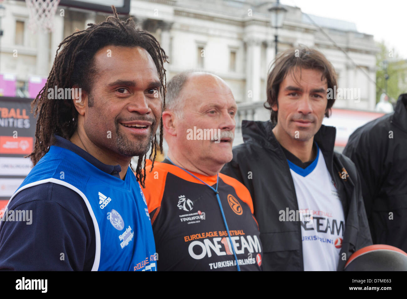 London, UK. 10. Mai 2013. Auf dem Bild: Christian Karembeu und Robert Pires. UEFA und Euroleague Basketball-Größen trat Athleten von Special Olympics und die Tottenham Hotspur Foundation bei der Turkish Airlines Euroleague Fanzone am Trafalgar Square für einen festlichen unified Basketball-Spiel im Rahmen der 2013 Final Four Wochenende Festlichkeiten. Die First of its Kind Goodwill-Spiel wurde von einem Team, das Euroleague-soziale Verantwortung-Programm organisiert. Es umfasste Fußballspieler Graeme Le Saux, Robert Pires & Christian Karembeu und Euroleague Basketball Legends R © Nick Savage / Alamy Stockfoto