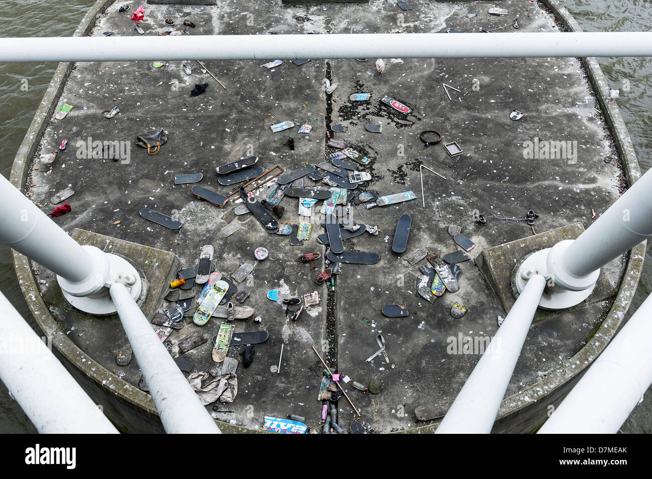 Der Skateboard-Friedhof an Hungerford Bridge in London. Stockfoto