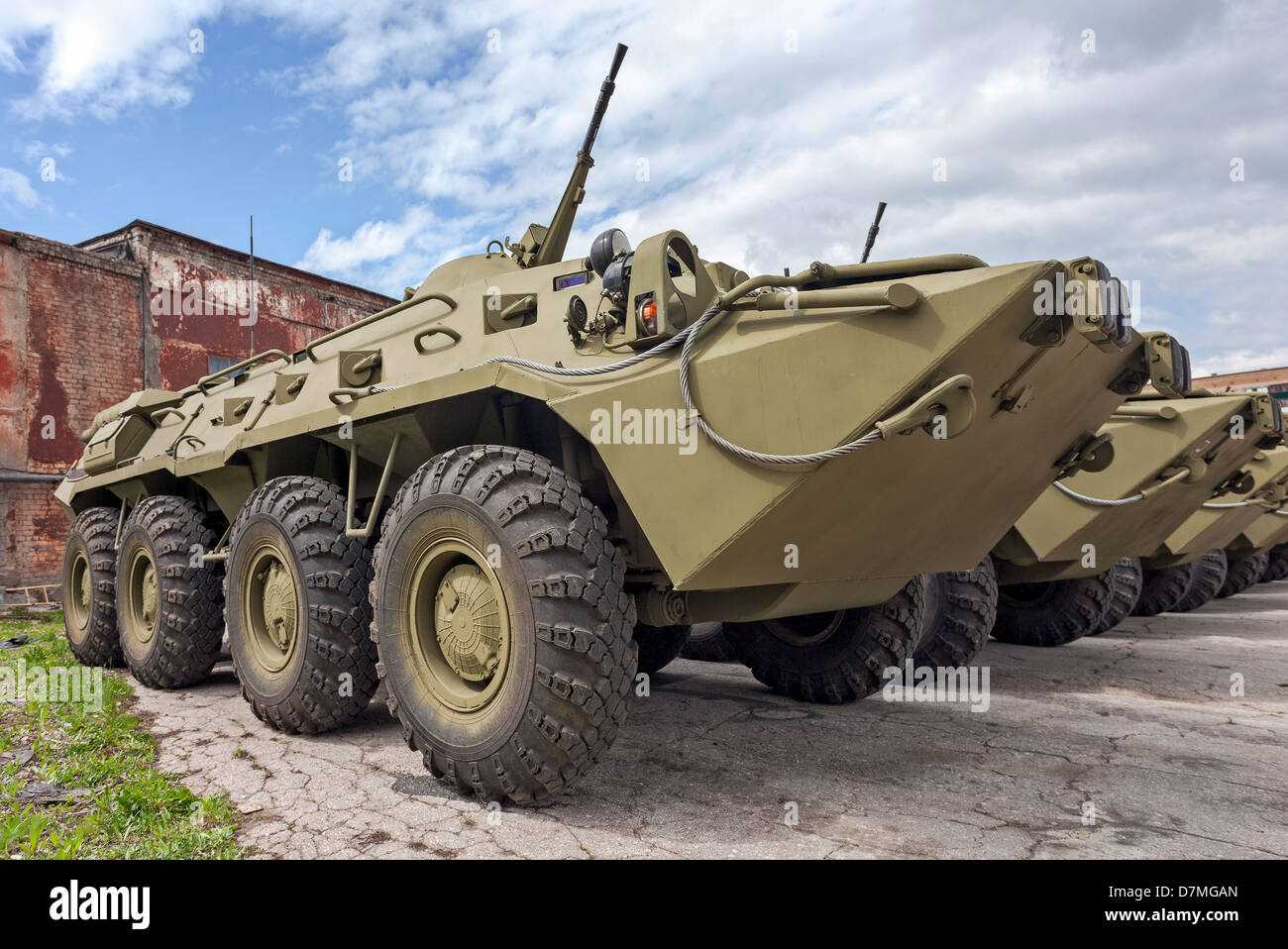 Amphibische gepanzerte Mannschaftswagen BTR-80 auf Rädern Stockfoto