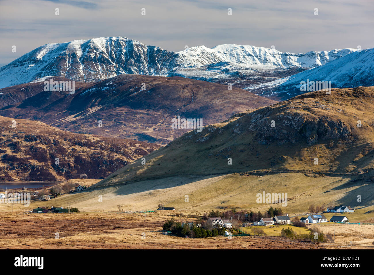 Ein Blick in Richtung Elphin (Ailbhinn) eine Landwirtschaft-Gemeinde in Assynt, Sutherland, in Nordwest-Schottland, Großbritannien, Europa. Stockfoto