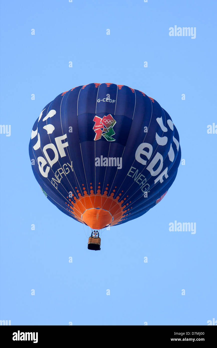 Bath, Großbritannien - 27. August 2010: ein Heißluftballon, gesponsert von EDF Energy, auf der Flucht vor einem strahlend blauen Himmel. Stockfoto