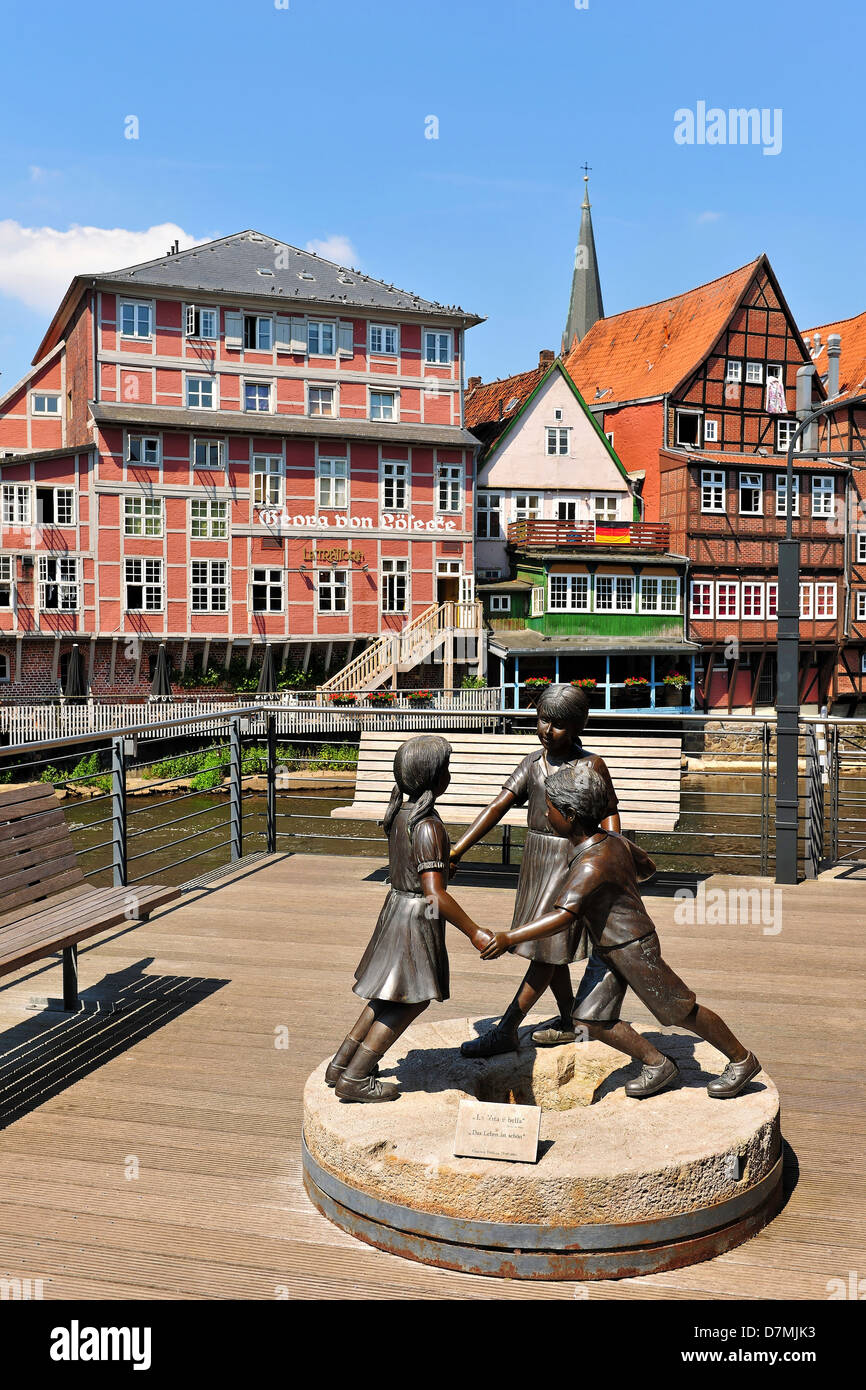 Die historischen weist in Lüneburg mit Abtsmühle und tanzen Kinder "Das Leben ist schön", Lüneburg, Niedersachsen, Deutschland Stockfoto